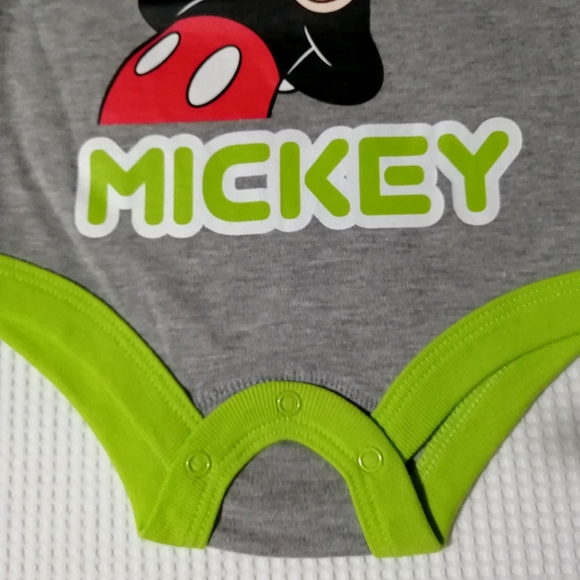 🔥SALE🔥 Disney Mickey Mouse Baby Boy's Onesie Bodysuit NWT Size 6-12M - Picture 2 of 6